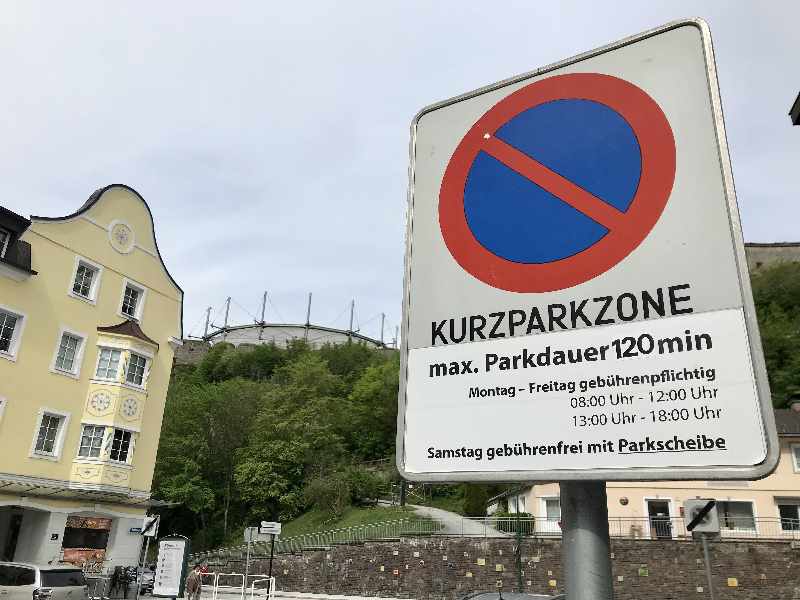 Kufstein parken - alle Parkplätze sind unter der Woche gebührenpflichtig, am Samstag kannst du auf wenigen Parkplätzen bei der Festung kostenlos parken.