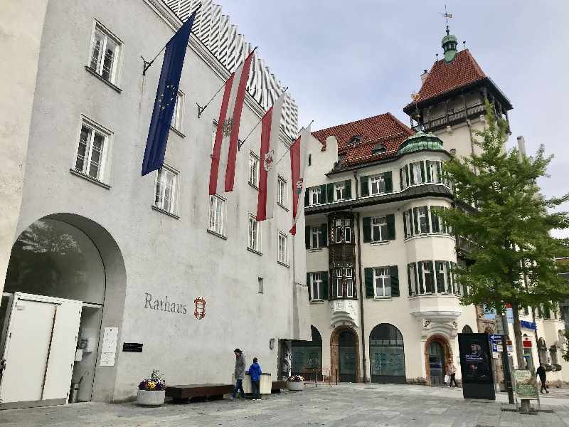 Rathaus Kufstein - der Eingang am Oberen Stadtplatz zur Altstadt