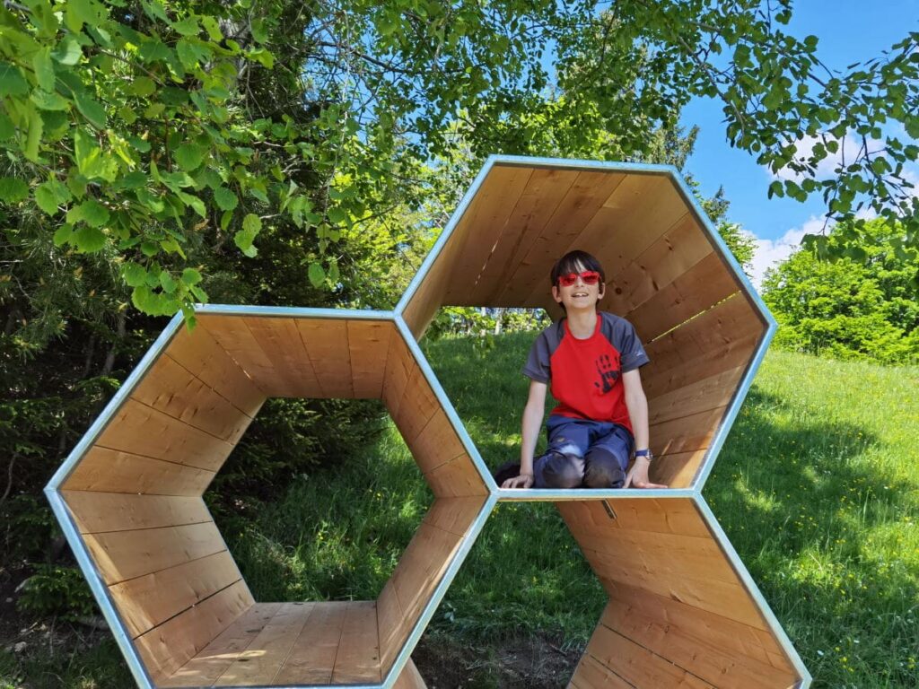 Eine Station am Naturerlebnisweg Kufstein - die Bienenwaben zum Hineinklettern für Kinder