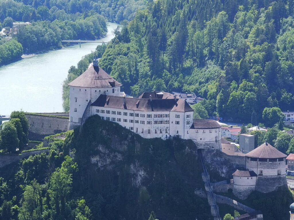 Die Festung Kufstein ist das Wahrzeichen der zweitgrößten Stadt in Tirol