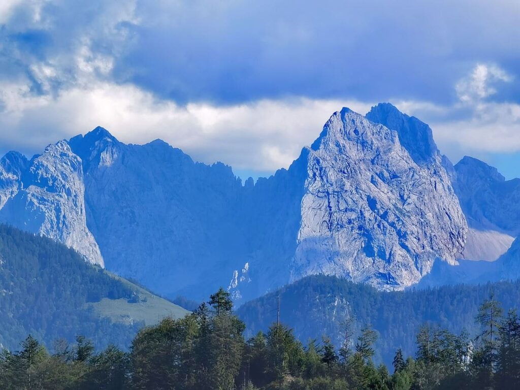 Ausblick vom Hocheck Oberaudorf zu den steinernen Riesen im Kaisergebirge