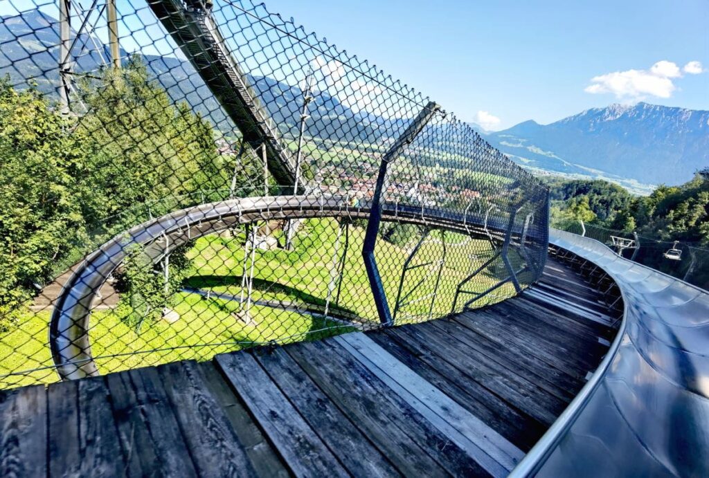 Oberaudorf Sommerrodelbahn - vor derm 360 Grad Panoramakreisel