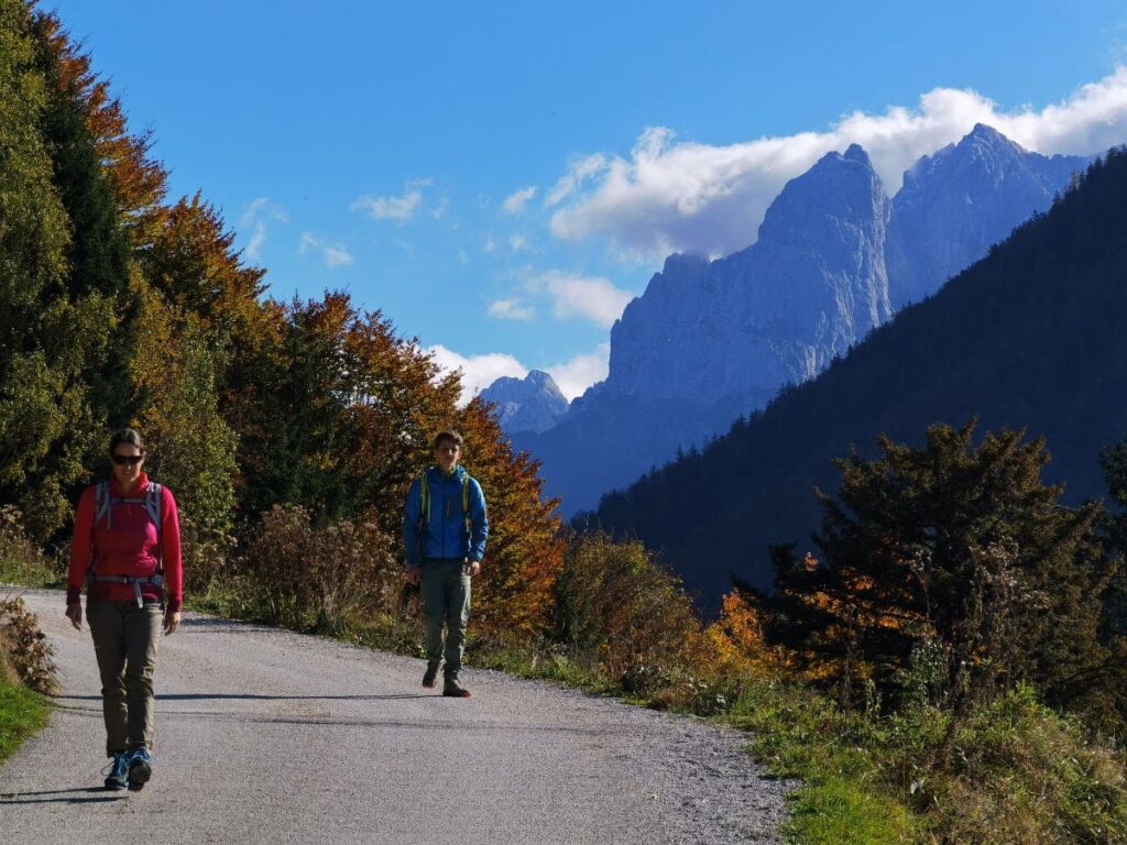 Im Kaisertal wandern - mit Blick auf die Felsen des Wilden Kaiser