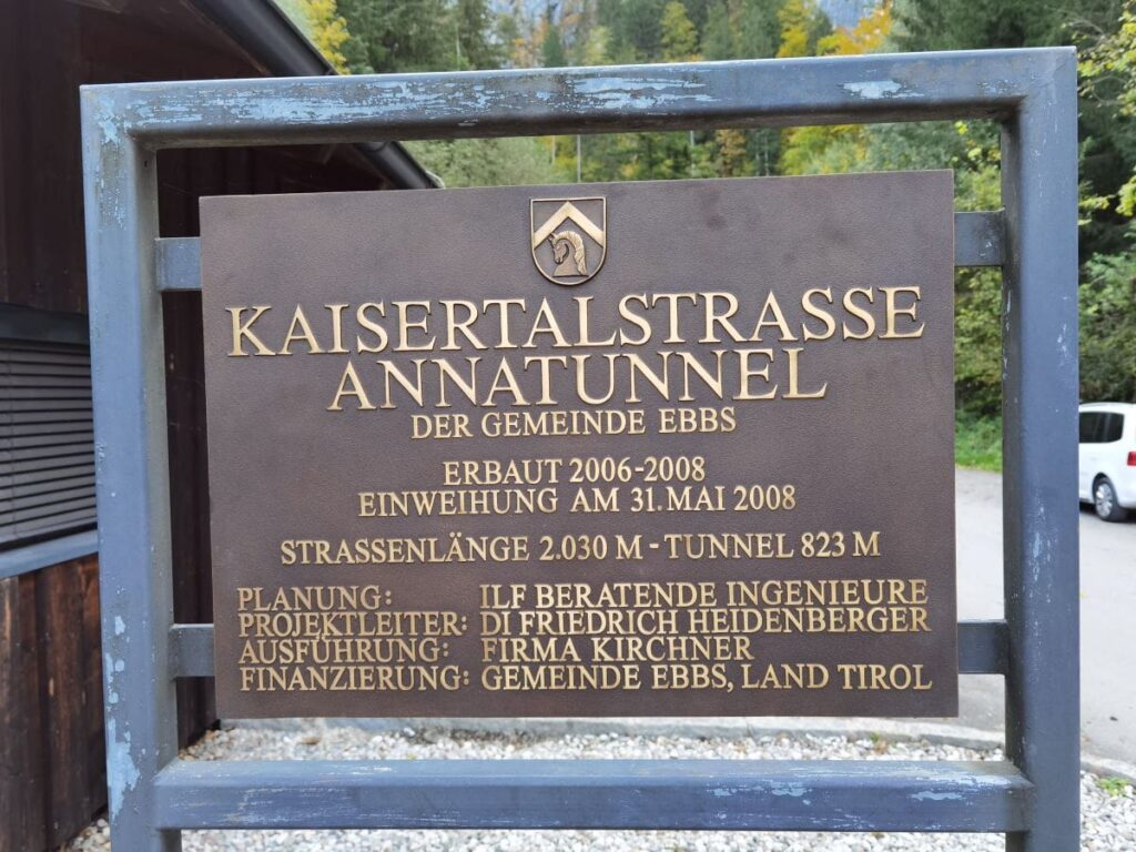 Seit 2008 gibt es den Annatunnel. Er ist Teil der Kaisertalstrasse - sie verbindet Ebbs bei Kufstein mit dem Kaisertal. Nur nutzbar von den Bewohnern!