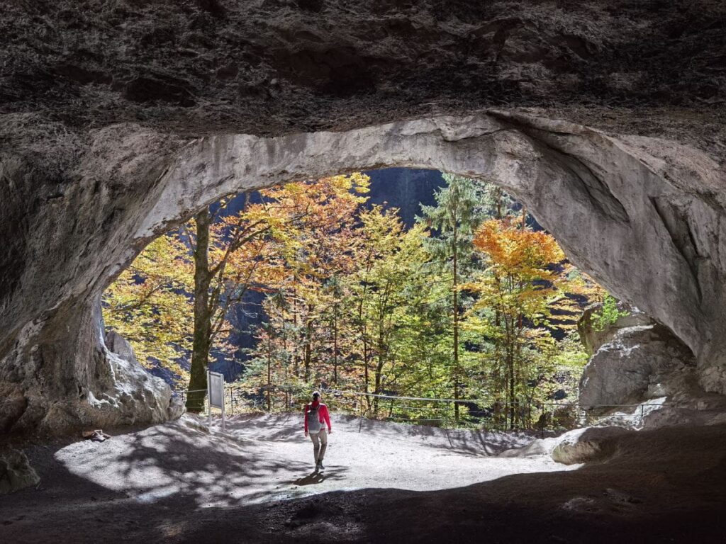 Die Tischofer Höhle ist riesig - vergleich mal die Dimension Mensch und Höhle!