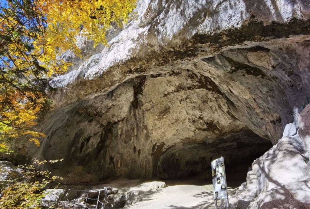 Das ist das mächtige Portal in die Tischofer Höhle