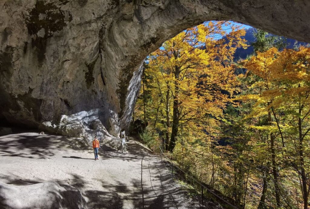 Riesig groß und ein Erlebnis ohne Eintritt: Die Tischofer Höhle oberhalb von Kufstein