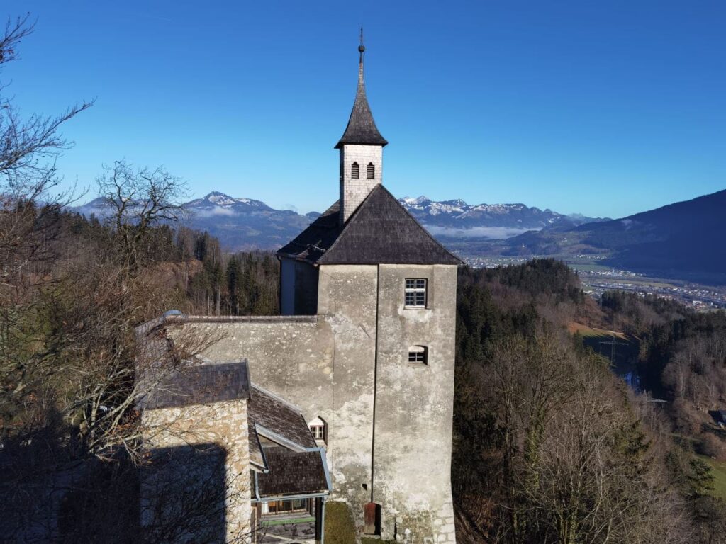 Besonderer Aussichtspunkt auf der Burg Thierberg - unten zu sehen: Die Thierberg Kapelle