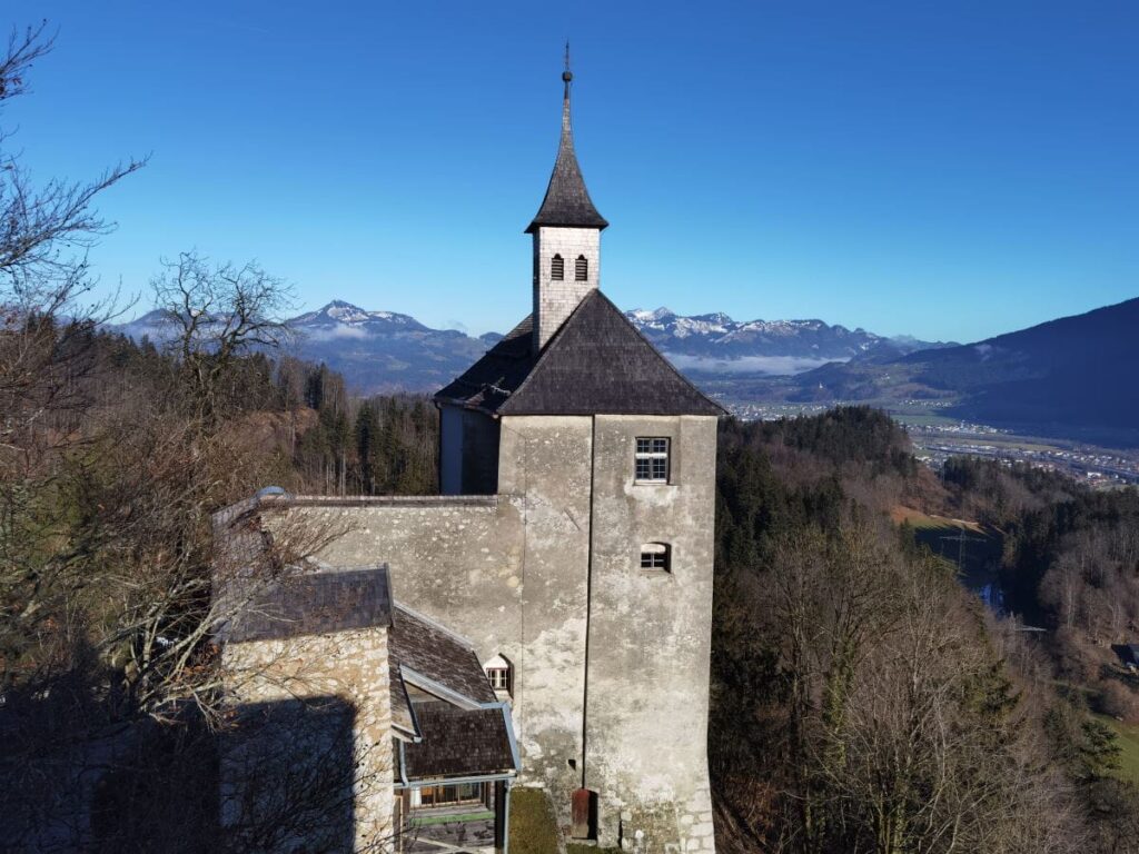 Burg Thierberg - mit Blick auf die Chiemgauer Alpen