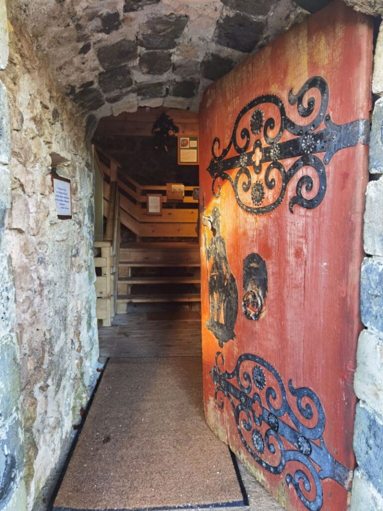 Durch diese schmucke Tür geht es in den Burgfried auf dem Thierberg