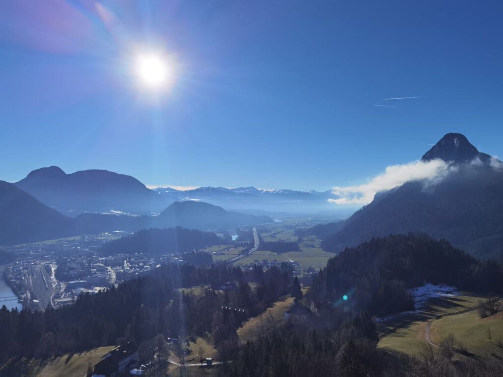 Ausblick vom Thierberg Turm über Kufstein und das Inntal. Rechts im Bild der Pendling