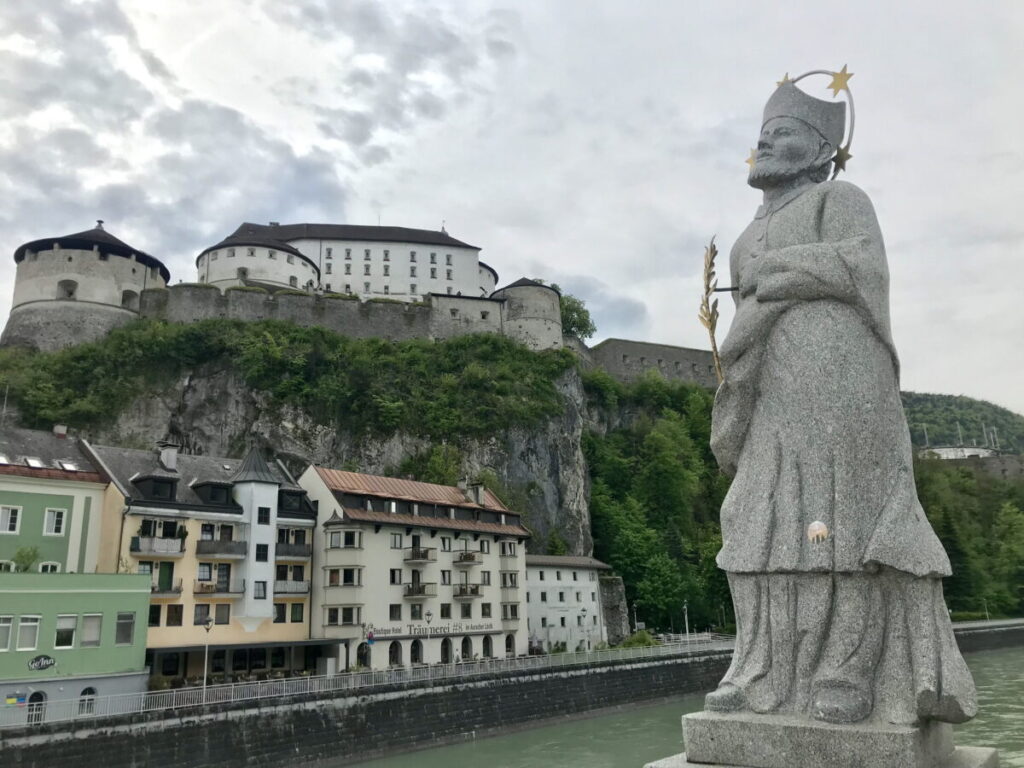 Die Kufstein Sehenswürdigkeiten - der heilige Nepomuk auf der Innsbrücke zwischen dem Bahnhof und dem Unteren Stadtplatz