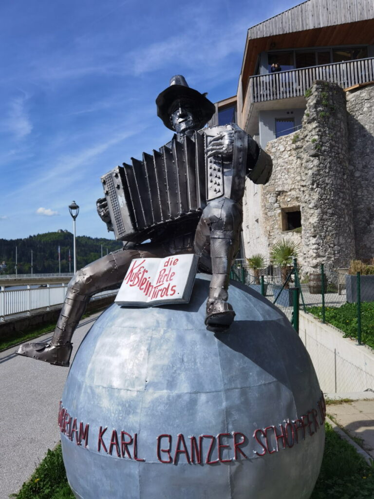 Für den Kufsteinlied - Erfinder Karl Ganzer steht dieses Denkmal an der Innpromenade in Kufstein