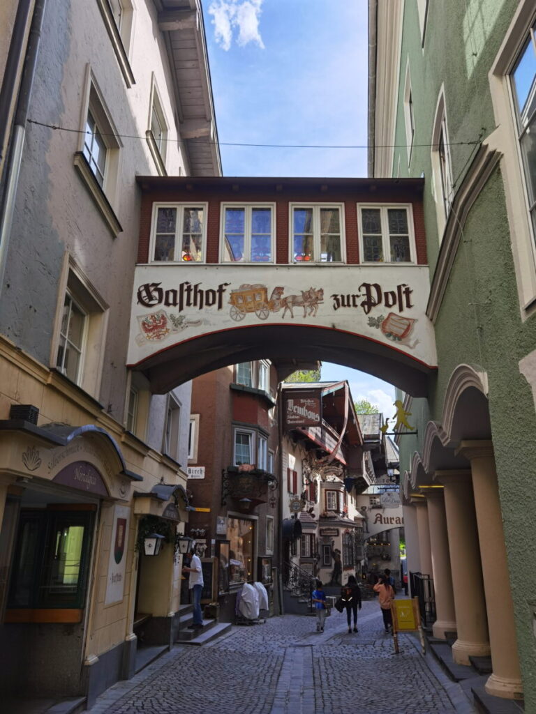 Blick in die Römerhofgasse Kufstein mit den malerischen Fassaden