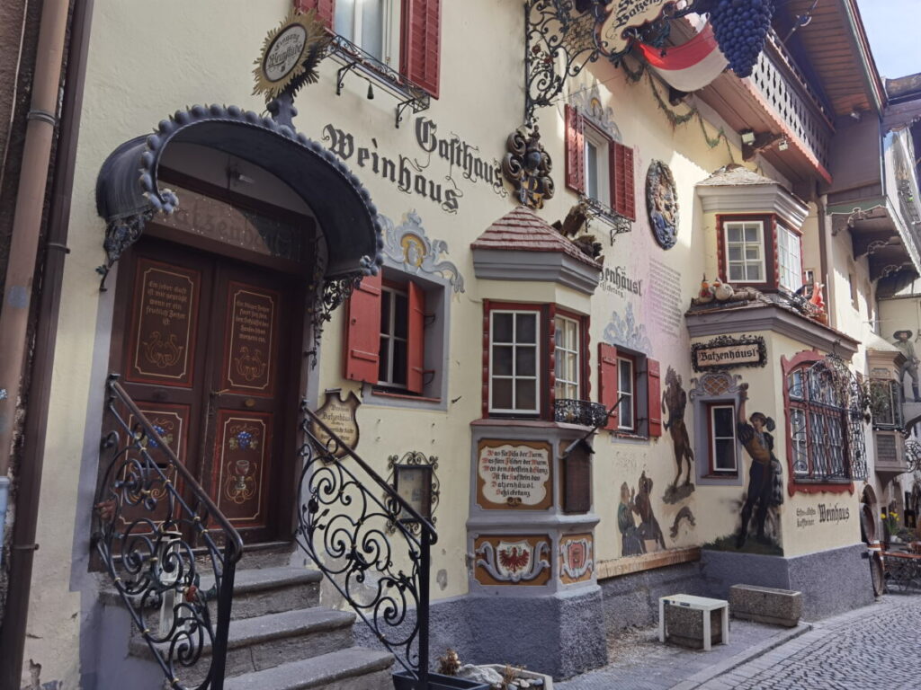 Zwei große Weinhäuser prägen das Bild in der Römerhofgasse Kufstein