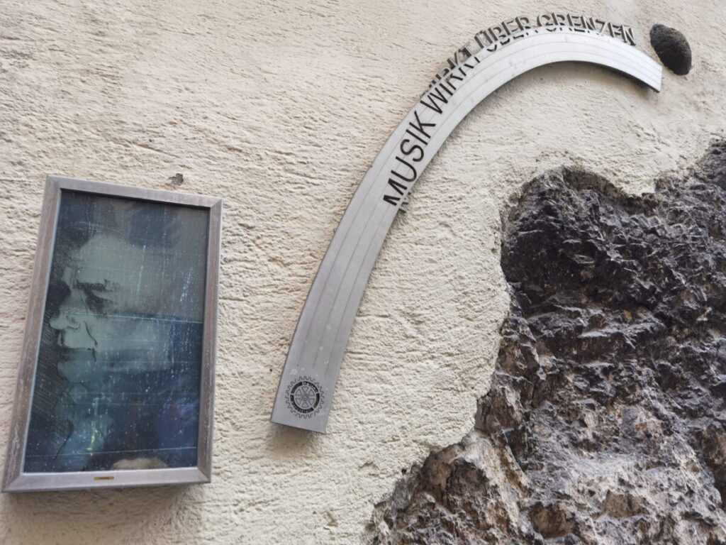 Das Denkmal für Karl Ganzer in der Römerhofgasse - er hat das Kufsteinlied komponiert